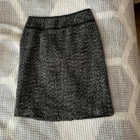 Black And White Pencil Skirt | Size 4 With Zip Behind | By Très you - Picture 2 of 3
